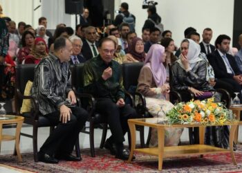 ANWAR Ibrahim hadir merasmikan Pameran Ngauman Harimau Mysore: Warisan Haider Ali dan Tipu Sultan dan diiringi oleh Pengerusi Yayasan Albukhary, Tan Sri Syed Mokhtar di Muzium Kesenian Islam, Kuala Lumpur.-UTUSAN/AMIR KHALID