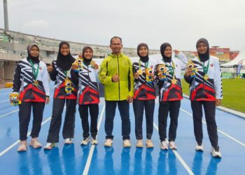 KUARTET Terengganu acara 4x100 perempuan bawah 18 tahun berjaya memenangi pingat emas dan memecahkan rekod kejohanan pada MSSM Kali Ke-65 di Stadium Tuanku Syed Putra, Kangar, Perlis hari ini. -UTUSAN/ASYRAF MUHAMMAD