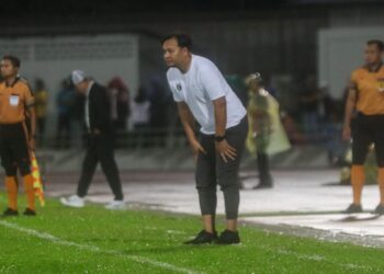 WAN Rohaimi Wan Ismail (tengah) memberi arahan kepada anak-anak buahnya ketika menentang Terengganu FC (TFC) dalam saingan Liga Super di Stadium Bandaraya, Pulau Pinang.-UTUSAN/DANIAL SAAD
