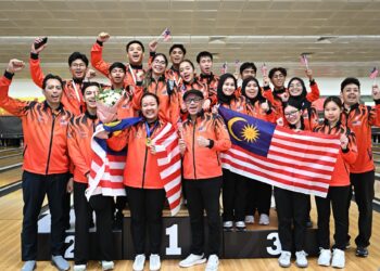 Qurratu’Ain Izdihar Mohd Pozi bersama rakan sepasukan dan pengurusan skuad kebangsaan ketika Kejohanan Remaja Asia di Doha, Qatar, baru-baru ini.