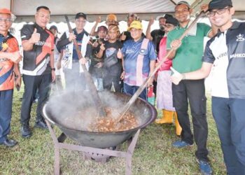 Mohd Sharim Md. Zain (dua dari kiri)  bersama penduduk memasak makanan sempena Program Sukan Rakyat Felda DUN Chini di Padang Awam Felda Chini Tiga baru-baru ini.