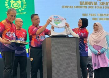 TUANKU Syed Faizuddin Putra Jamalullail dan Tuanku Dr. Hajah Lailatul Shahreen Akashah Khalil diiringi Dr. Dzulkefly Ahmad, merasmikan Karnival Sihat Milik Semua 2025 Sempena Sambutan Jubli Perak 25 tahun Pemerintahan Raja Perlis, Tuanku Syed Sirajuddin Jamalullail di Dewan 2020, Kangar, Perlis, hari ini. - UTUSAN/ASYRAF MUHAMMAD