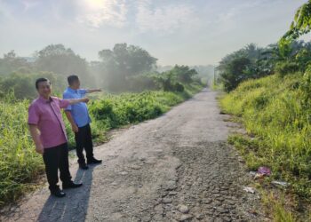 WEE Jeck Seng (kiri) dan Tan Eng Meng  menunjukkan cadangan jalan pintas sejauh empat kilometer dari Jalan Sawah Pekan Nanas  ke Ulu Choh Johor Bahru, di Pontian, Johor hari ini.