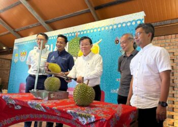 CHOW Kon Yeow (tengah) ketika merasmikan Program Durian Outreach 2025 di Rain Tree Farm, Taman Permatang Tinggi Indah, Machang Bubuk, Bukit Mertajam, Pulau Pinang.