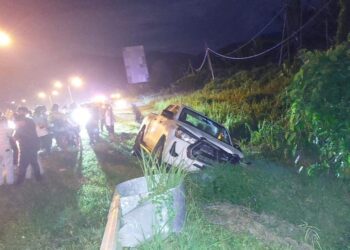 KEADAAN kemalangan di Batu 9 Jalan Apas, Tawau, Sabah, semalam-GAMBAR/ IHSAN IPD TAWAU
