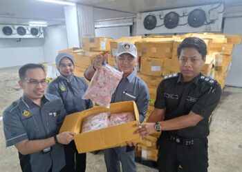 MOHD. Nasaruddin M. Nasir (dua dari kanan) menunjukkan sebahagian bungkusan keratan ayam sejuk beku yang dirampas pada sidang akhbar di Kompleks ICQS Bukit Kayu Hitam, Kedah.