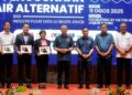 FADILLAH Yusof bersama Menteri Besar Johor, Datuk Onn Hafiz Ghazi bergambar sempena Majlis Pengiktirafan Penggunaan Alternatif Bagi Industri Data di Johor di Hotel Doubletree, Johor Bahru, Johor. - UTUSAN/RAJA JAAFAR ALI