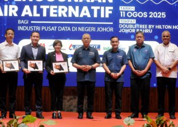FADILLAH Yusof bersama Menteri Besar Johor, Datuk Onn Hafiz Ghazi bergambar sempena Majlis Pengiktirafan Penggunaan Alternatif Bagi Industri Data di Johor di Hotel Doubletree, Johor Bahru, Johor. - UTUSAN/RAJA JAAFAR ALI