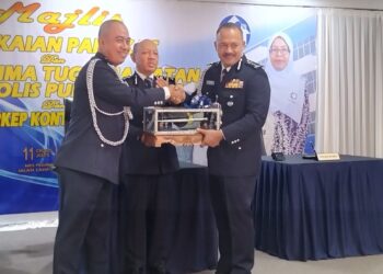 PENGARAH Pengurusan Ibu Pejabat Polis Bukit Aman, Abdul Aziz Abdul Majid (tengah) menyaksikan majlis pemakaian pangkat dan serah terima tugas antara Mohd. Alwi Zainal Abidin (kiri) dan Azizee Ismail (kanan) di George Town, Pulau Pinang, hari ini.