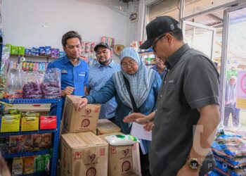 FUZIAH Salleh (dua dari kanan) bersama pegawai penguatkuasa memeriksa barangan PDBP di Pulau Sebatik, Tawau, Johor.