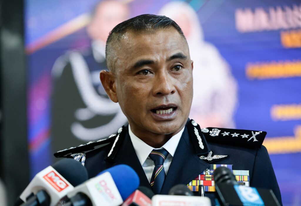 Polis sahkan tahan ramai ahli sindiket penipuan dalam serbuan Polis sahkan tahan ramai ahli sindiket penipuan dalam serbuan