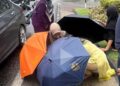 SEKUMPULAN orang awam membantu seorang wanita berusia 30-an bersalin dengan selamat di tepi jalan Taman Bukit Dahlia, Pasir Gudang, Johor.