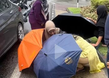 SEKUMPULAN orang awam membantu seorang wanita berusia 30-an bersalin dengan selamat di tepi jalan Taman Bukit Dahlia, Pasir Gudang, Johor.