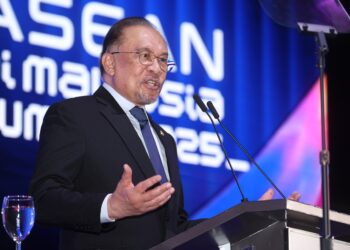 ANWAR Ibrahim ketika berucap pada Sidang Kemuncuk ASEAN AI Malaysia 2025 di MITEC hari ini. - UTUSAN/ISKANDAR ISHAK