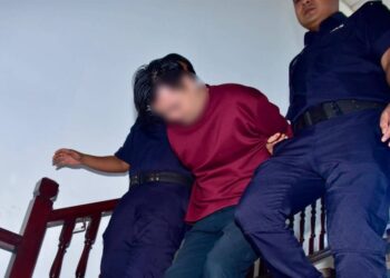 TERTUDUH didakwa di Mahkamah Sesyen, Ayer Keroh, Melaka atas pertuduhan melakukan sumbang mahram dan amang seksual fizikal terhadap anak kandung. - UTUSAN/ARIF HAMIZAN MISKON