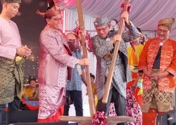 RAZALI Idris menembung emping sebagai simbolik perasmian TEGAK di Pulau Warisan, Terengganu.