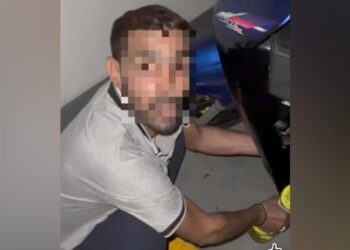 SUSPEK warga Pakistan sedang mencuri minyak petrol daripada sebuah motosikal di apartmen di Tanjung Kupang, Johor.