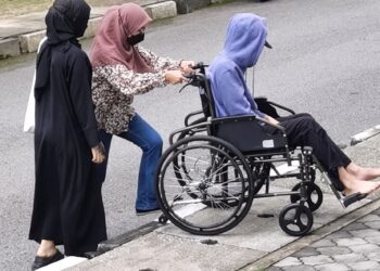 SEORANG remaja lelaki (berkerusi roda) yang menyebabkan tiga kematian dalam kemalangan di Taman Matahari Heights, Senawang pada Mac lalu hadir ke Kompleks Mahkamah Seremban hari ini.-UTUSAN/MOHD SHAHJEHAN MAAMIN