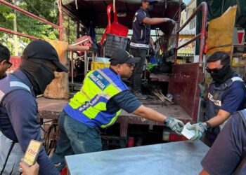 ANGGOTA penguatkuasa MBPP menyita barangan milik penjaja warga asing di George Town, Pulau Pinang, semalam.-GAMBAR/MBPP