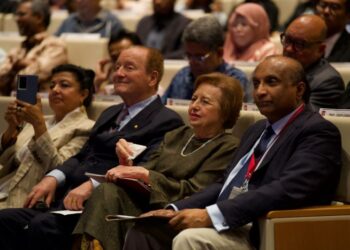 ZETI Akhtar Aziz (dua dari kanan) pada majlis pelancaran Tun Ismail Ali Center of Excellence (TIACOE) oleh Asia School of Business (ASB) di sini, semalam.