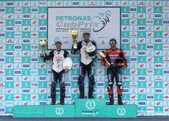Muhammad Afif Amran (tengah) dan Muhammad Akid Aziz (kiri) menamatkan beraksi cemerlang dalam perlumbaan CP150 Cub Prix Petronas di SIC, kelamrin.