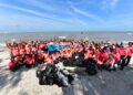 SUKARELAWAN terdiri daripada kakitangan Proton, vendor, peniaga dan jurubank untuk membersihkan Pantai Morib, Selangor.