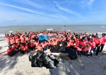 SUKARELAWAN terdiri daripada kakitangan Proton, vendor, peniaga dan jurubank untuk membersihkan Pantai Morib, Selangor.