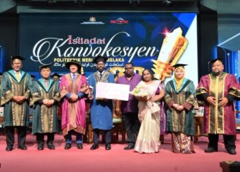 G. Khishendran (empat dari kiri) diiringi ibu bapanya menerima Anugerah Pengarah serta Anugerah Kecemerlangan Akademik dan Kokurikulum sempena Majlis Istiadat Konvokesyen Politeknik Merlimau Melaka.
