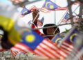 SIKAP  menghormati Jalur Gemilang mencerminkan semangat patriotisme dan jati diri bangsa yang tinggi dalam kalangan rakyat Malaysia.