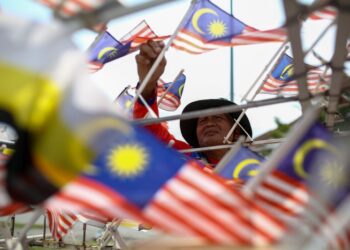 SIKAP  menghormati Jalur Gemilang mencerminkan semangat patriotisme dan jati diri bangsa yang tinggi dalam kalangan rakyat Malaysia.