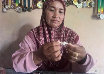 HAFIZAH HAMID menyiapkan kuih popia simpul di kediamannya di Batu 4, Kluang, Johor.