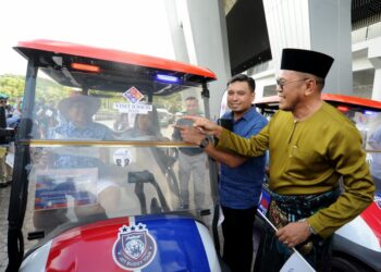 Mohammad Nazrul Abd. Rahim (dua, kanan) pada Majlis Pelancaran Pelekat Visit Johor 2026 di Stadium Sultan Ibrahim, Iskandar Puteri.- UTUSAN/RAJA JAAFAR ALI