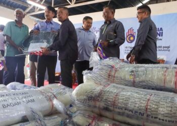 MUHAMMAD Faiz Fadzil (dua dari kiri) menyampaikan bantuan peralatan menangkap ikan kepada nelayan sempena Program Rahmah Mesra Madani bersama nelayan Pulau Pinang di Kompleks Pendaratan Ikan Jelutong, Pulau Pinang hari ini.-UTUSAN/DANIAL SAAD