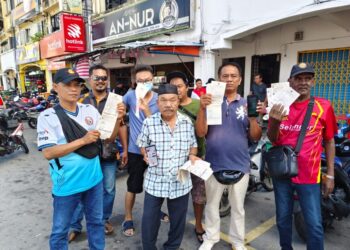 KABRI Baduhai (dua dari PENDUDUK mendakwa mempunyai saman tertunggak ditemui di kawasan letak kenderaan Pangsapuri Taman Seri Andalas, di Klang, Selangor. – UTUSAN/ABDUL RAZAK IDRIS