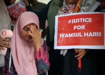 IBU Allahyarham Syamsul Haris, Ummu Haiman Bee Daulatgun ditemui pemberita selepas proses gali semula kubur Syamsul Haris di Tanah Perkuburan Islam Kampung Rinching Ulu, Semenyih, Hulu Langat hari ini.-UTUSAN/ MUHAMAD IQBAL ROSLI