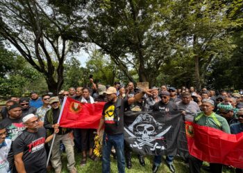 PESERTA yang menyertai Himpunan Pasak Kedah bagi menyokong Muhammad Sanusi Md. Nor di Taman Rimba, Alor Setar.