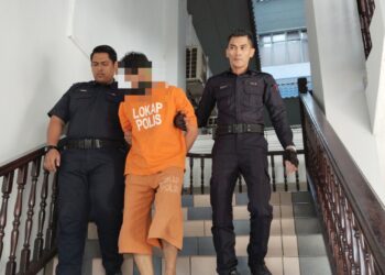 SUSPEK diiringi anggota polis ketika dibawa ke Mahkamah Majistret, Ayer Keroh, Melaka bagi permohonan reman selepas disyaki mencabul anak saudaranya. - UTUSAN/MUHAMMAD SHAHIZAM TAZALI