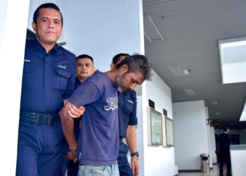 RAJASKANA Sheik Abdul Kadar dihadapkan ke Mahkamah Majistret, Ayer Keroh, Melaka atas pertuduhan menikam adik kandungnya menggunakan sebilah gunting. - UTUSAN/ARIF HAMIZAN MISKON