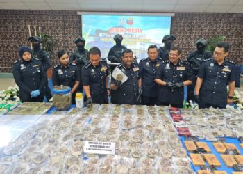 HUSSEIN OMAR Khan (tengah) menunjukkan dadah bernilai RM4.16 juta yang dirampas polis dalam serbuan di Lembah Klang dan Melaka di IPK Melaka, hari ini. - UTUSAN/AMRAN ALI