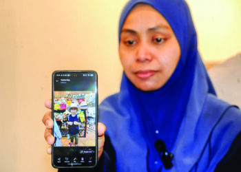 SITI Suhana Misdi menunjukkan gambar Izzul Islam Azuan Isaidi di Hospital Pakar Puteri, Johor Bahru, Johor. – UTUSAN/RAJA JAAFAR ALI