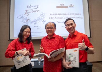 JAMIE Ling  (tengah) bersama Ketua Pegawai Kewangan Kumpulan, Phuah Shok Cheng (kiri) dan Ketua, Perhubungan Pelabur, Yeoh Ru Hann ketika sidang media Mesyuarat Agung Tahunan AMMB Holdings Berhad ke-34 di Pusat Konvensyen Sime Darby, semalam. - UTUSAN/SADDAM YUSOFF