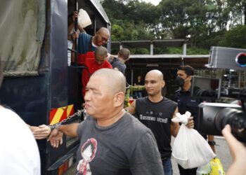 WAN Muhammad Nasrul W. Ahmad (memegang beg plastik putih) dijatuhkan hukuman penjara lima tahun dan enam kali sebatan oleh Mahkamah Sesyen Johor Bahru selepas didapati bersalah membakar sebuah lori tunda MBJB.
