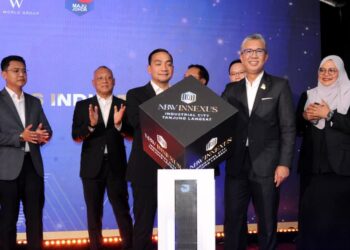 ONN Hafiz Ghazi dan Tengku Zafrul melakukan gimik perasmian sempena Majlis Pelancaran Projek Bandar Industri MBW Innexus  di Invest Malaysia Facilitation Centre-Johor (IMFC-J), Forest City 1, Gelang Patah, Johor hari ini.-UTUSAN/RAJA JAAFAR ALI