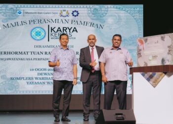 Abdul Rahman (tengah) bersama Raven Kumar pada Majlis Perasmian Pameran Karya Kertas di Kompleks Warisan Sultan Abu Bakar, Johor Bahru