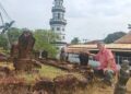 KHALID Hussin menunjukkan kawasan bersebelahan Masjid Jamek Laksamana Hang Tuah di Kampung Duyong, Melaka yang dipercayai menempatkan beberapa makam tokoh penting era Kesultanan Melayu Melaka. – UTUSAN/AMRAN ALI