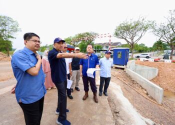 MOHD. Jafni Md Shukor meninjau kawasan pembinaan pusat data di Gelang Patah susulan aduan kacau ganggu oleh penduduk.