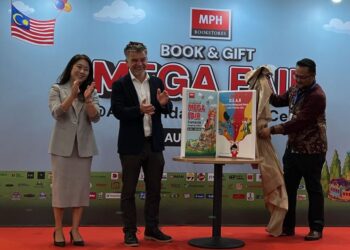 Martin Cross (dua dari kiri) pada pembukaan Pesta Mega Buku dan Hadiah MPH Bookstores di Pusat Beli-Belah Alamanda Putrajaya, semalam.-UTUSAN/KAMARIAH KHALIDI