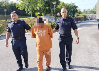 SUSPEK diiringi anggota polis ketika dibawa ke Mahkamah Majistret, Alor Gajah, Melaka bagi mendapatkan perintah reman selepas disyaki memukul anak perempuannya menggunakan kerusi plastik. - UTUSAN/MUHAMMAD SHAHIZAM TAZALI