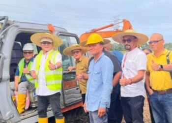 Shaheddrul R Joddari melancarkan projek perintis pembangunan tanah sawah terbiar oleh Lembaga Kemajuan Tanah Negeri Sabah di Kampung Panjut, Tuaran. - UTUSAN/HARDY JOE