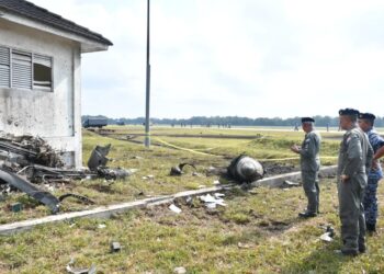 MUHAMAD Norazlan Aris melihat keadaan pesawat pejuang F/A-18D Hornet yang musnah keseluruhannya akibat terbakar dan terhempas ketika berlepas dari Lapangan Terbang Sultan Haji Ahmad Shah di Kuantan, Pahang.